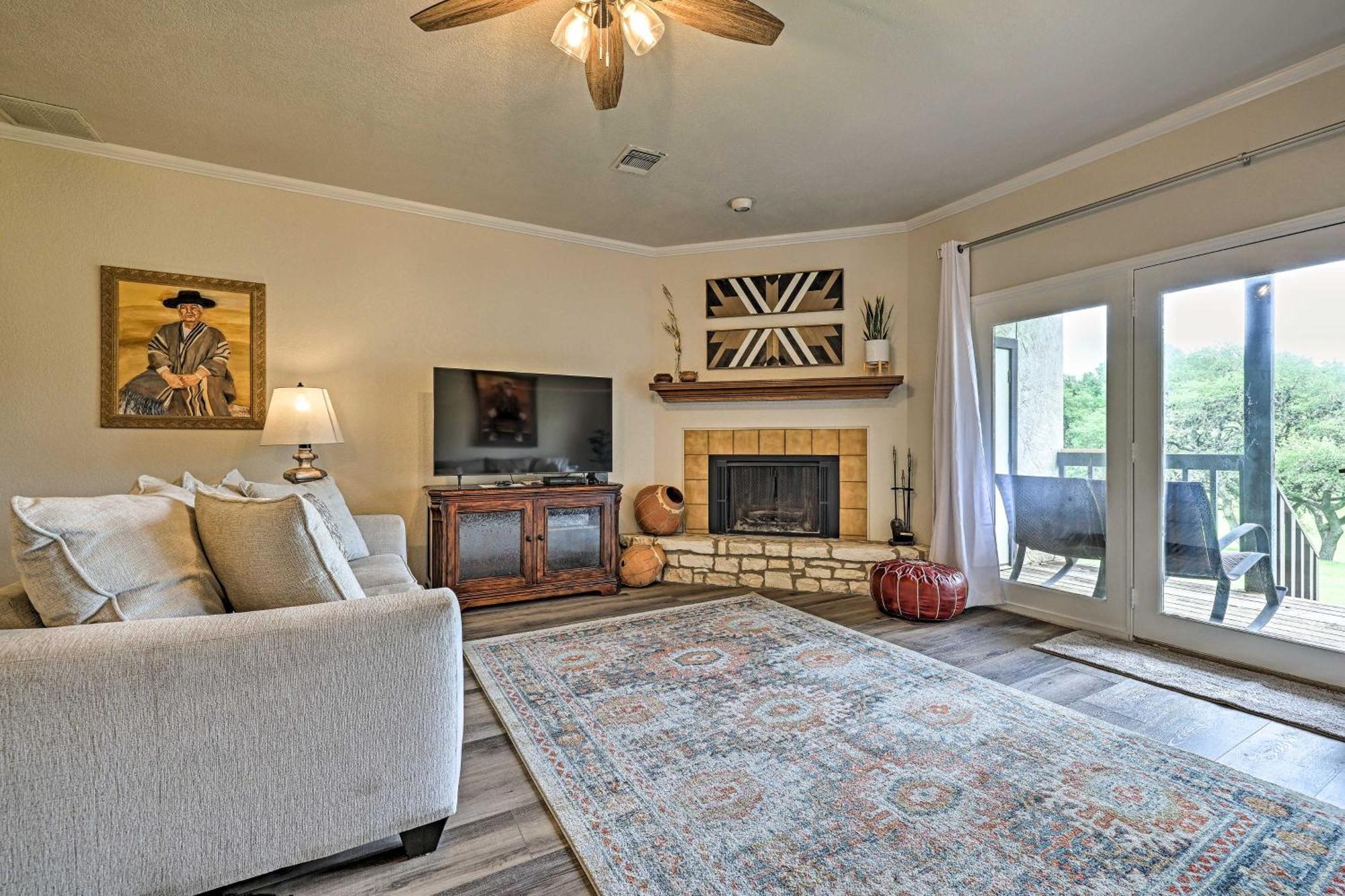 Modern Lakeside Golf Course Retreat With Deck! Canyon Lake Luaran gambar