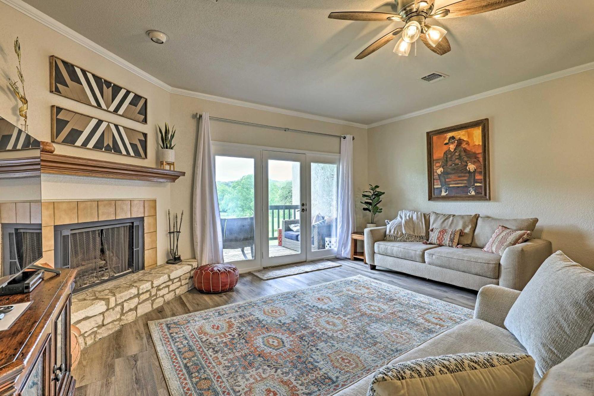 Modern Lakeside Golf Course Retreat With Deck! Canyon Lake Luaran gambar