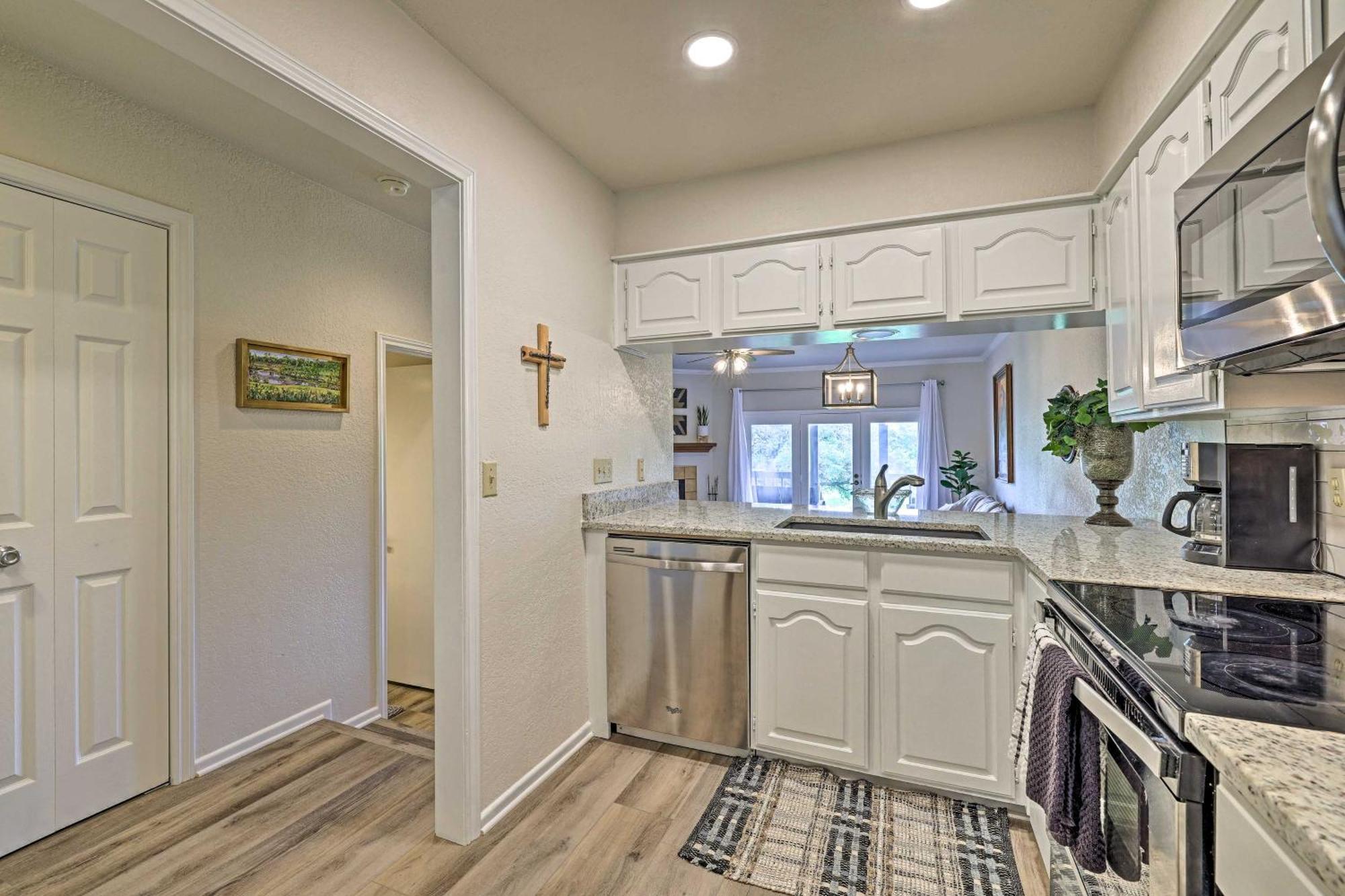 Modern Lakeside Golf Course Retreat With Deck! Canyon Lake Luaran gambar