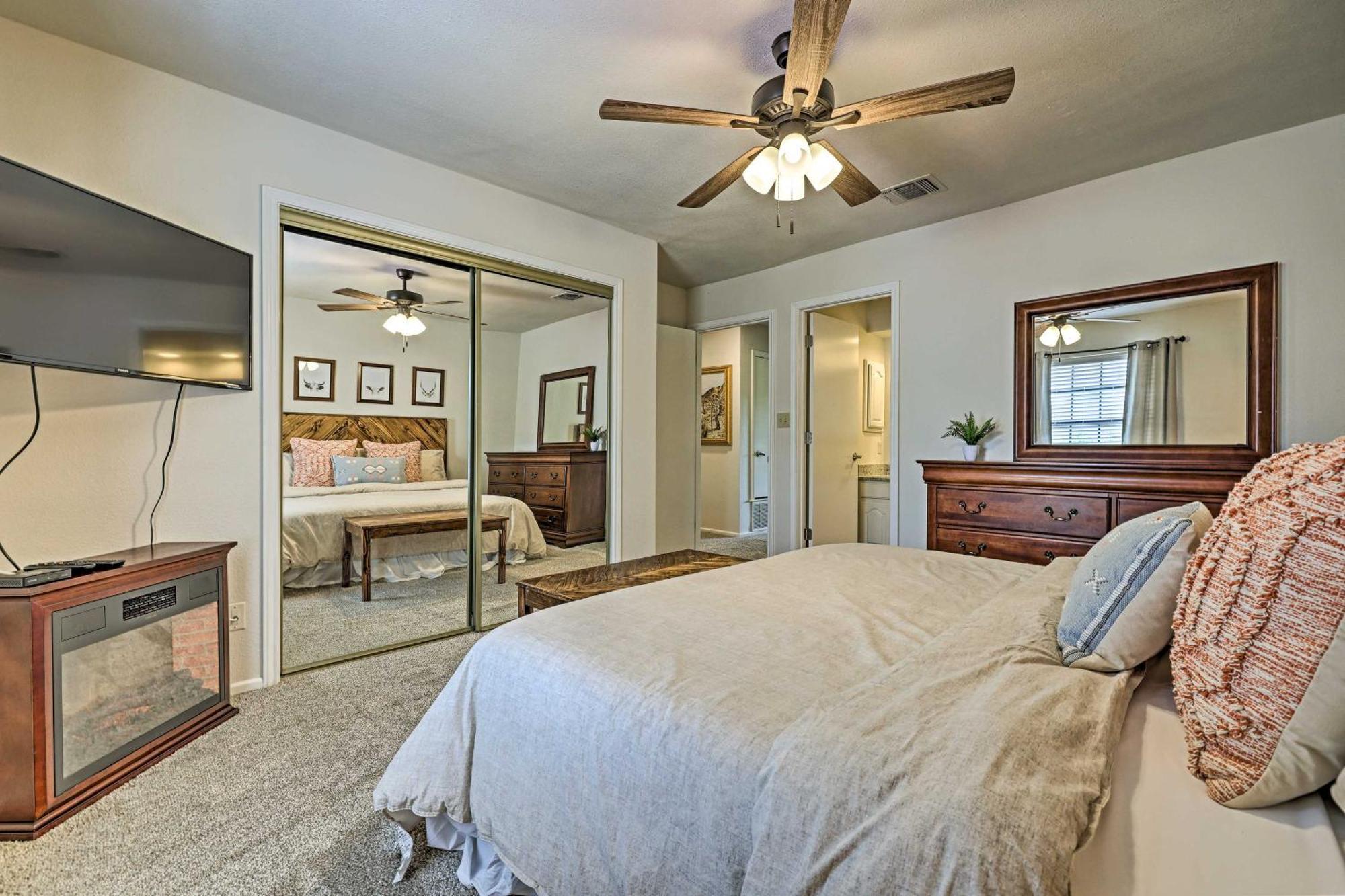 Modern Lakeside Golf Course Retreat With Deck! Canyon Lake Luaran gambar
