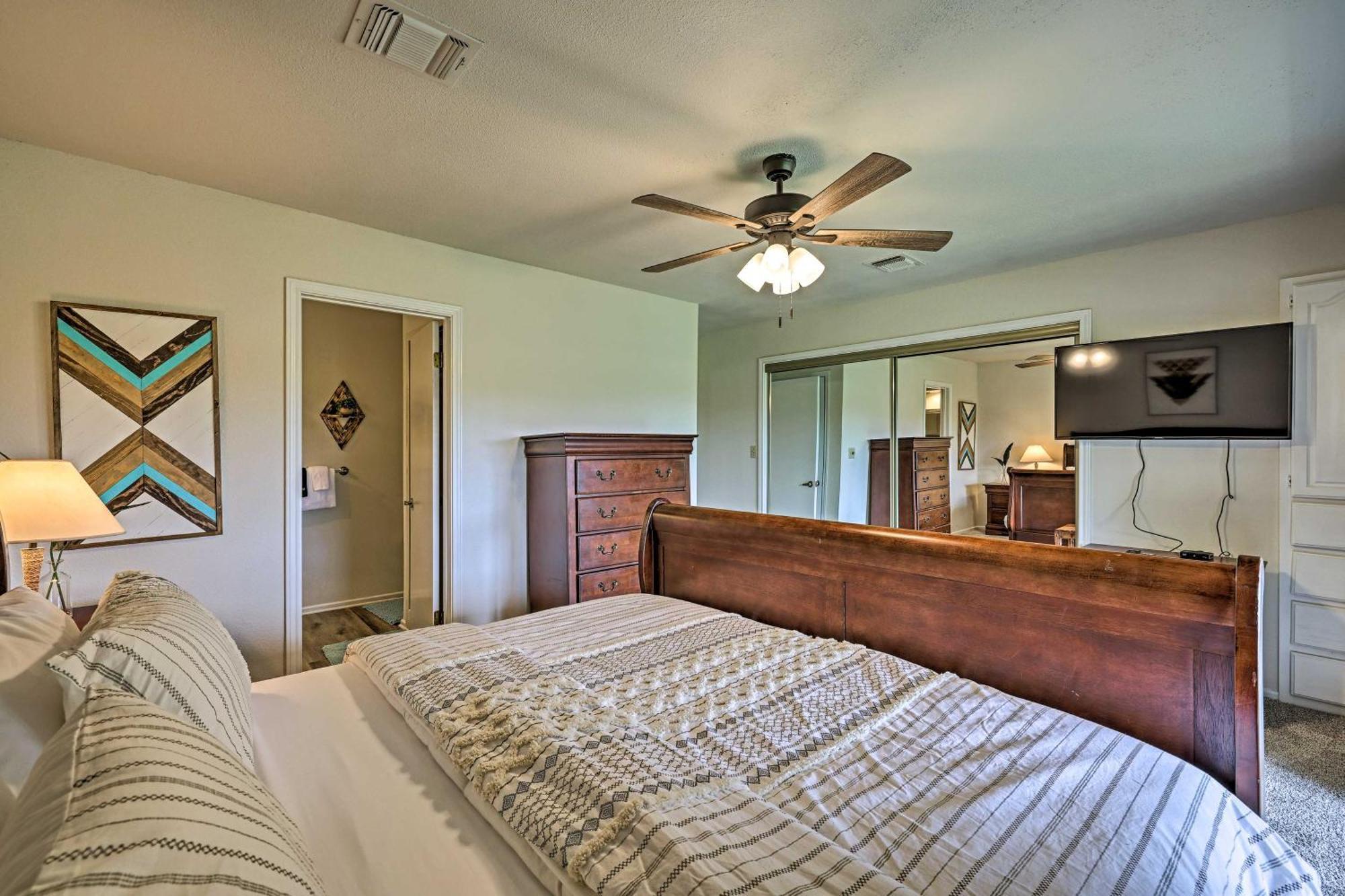 Modern Lakeside Golf Course Retreat With Deck! Canyon Lake Luaran gambar