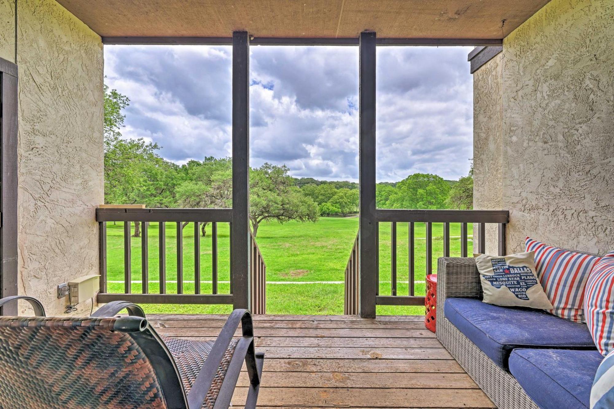 Modern Lakeside Golf Course Retreat With Deck! Canyon Lake Luaran gambar
