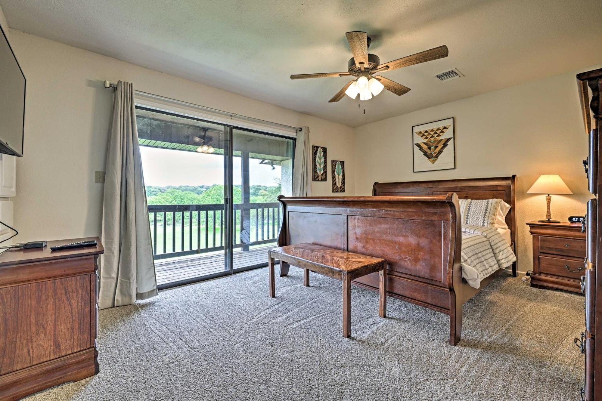 Modern Lakeside Golf Course Retreat With Deck! Canyon Lake Luaran gambar