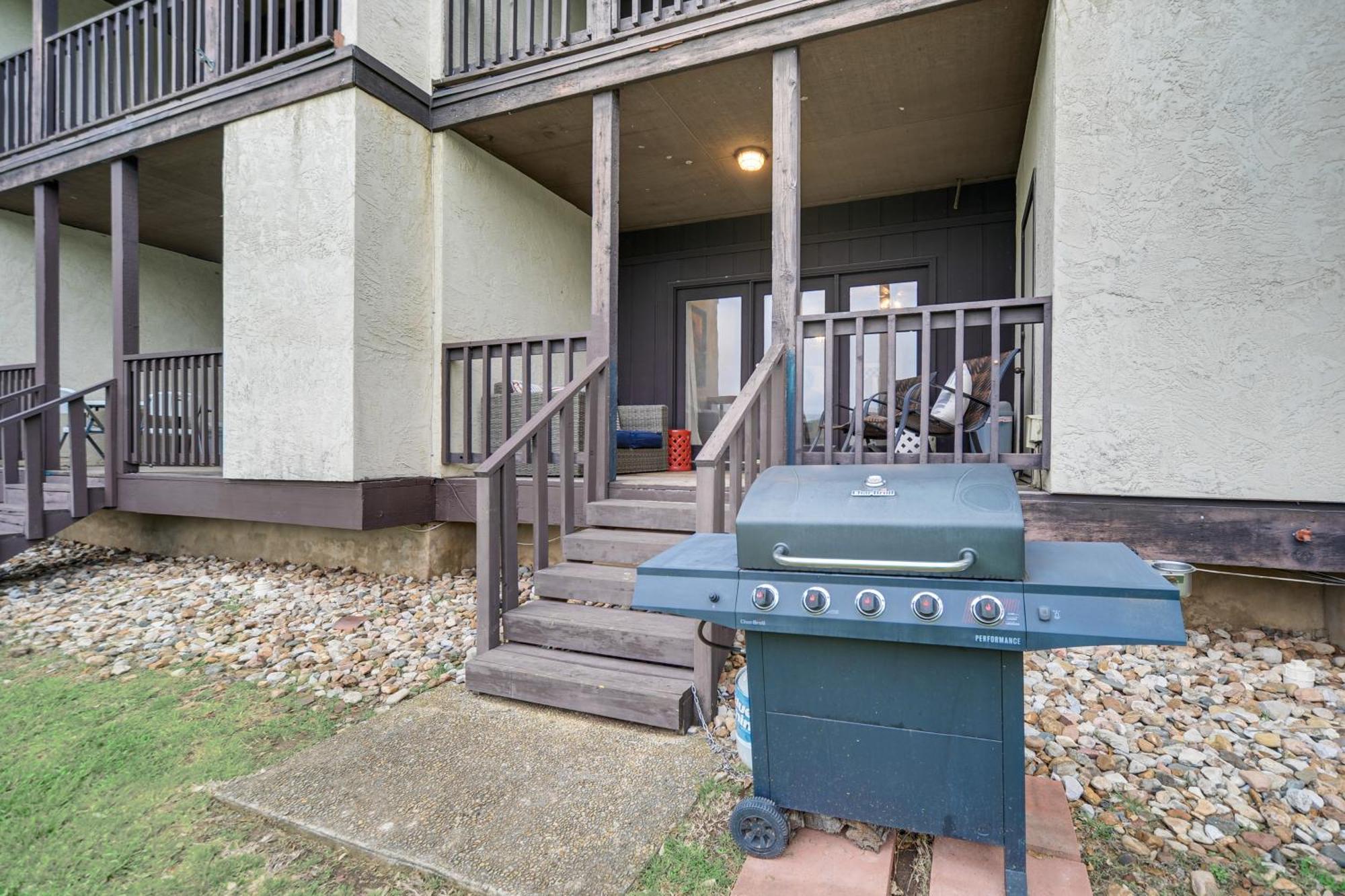 Modern Lakeside Golf Course Retreat With Deck! Canyon Lake Luaran gambar